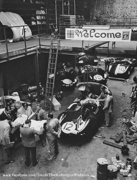 Stirling Moss i Peter Walker – Jaguar D-Type.